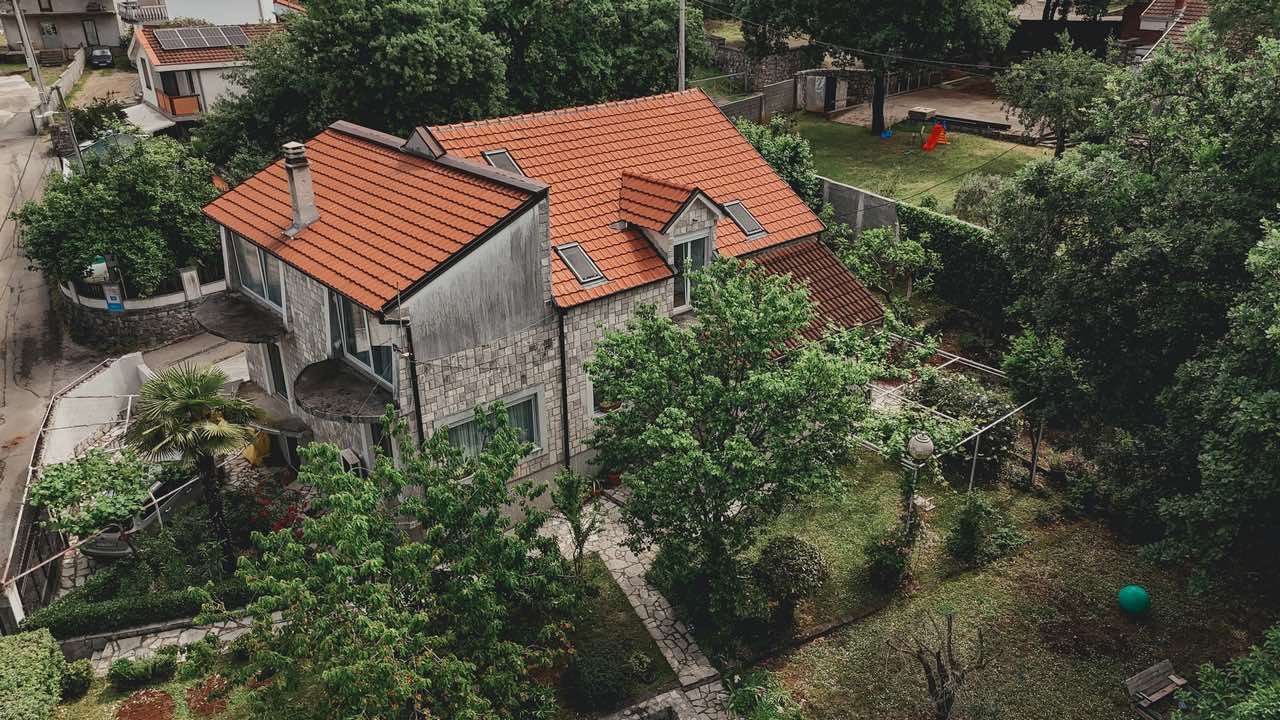 Luksuzna porodična kuća sa velikim placem – Podgorica